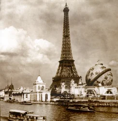 Blick auf die Weltausstellung, Eiffelturm und Grand Globe Céleste von der Seine, Paris, Frankreich 1900